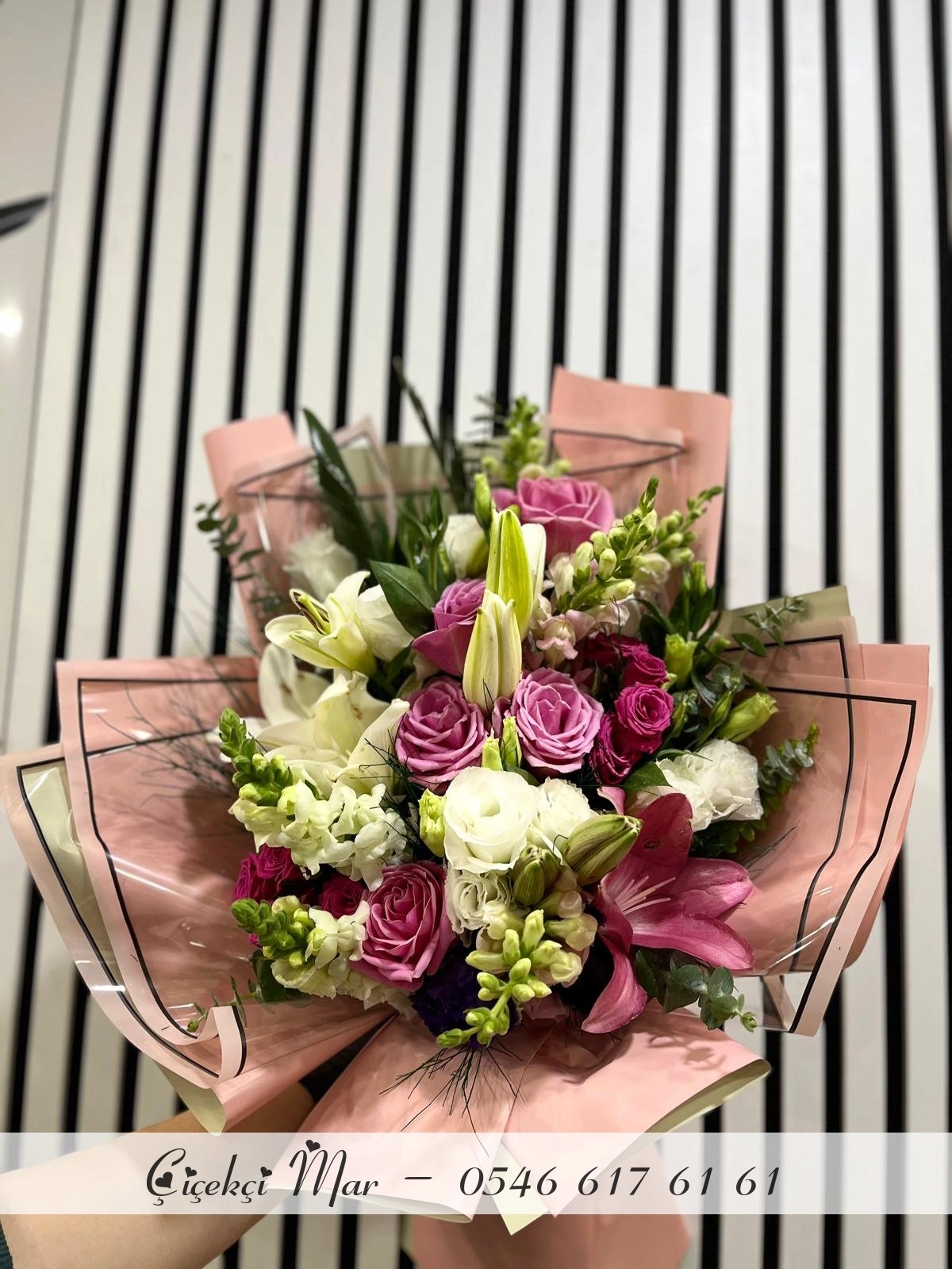 Lilyum Ve Güllerle Karışık Demetler