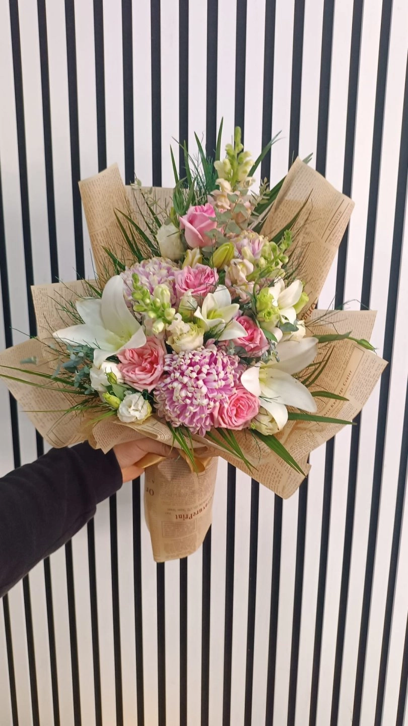 Bej Kağıtta Gül Lilyum Karışık Buket 5