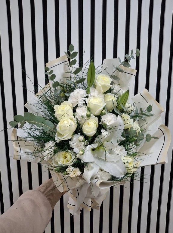 Beyaz Gül Ve Kazabilanka