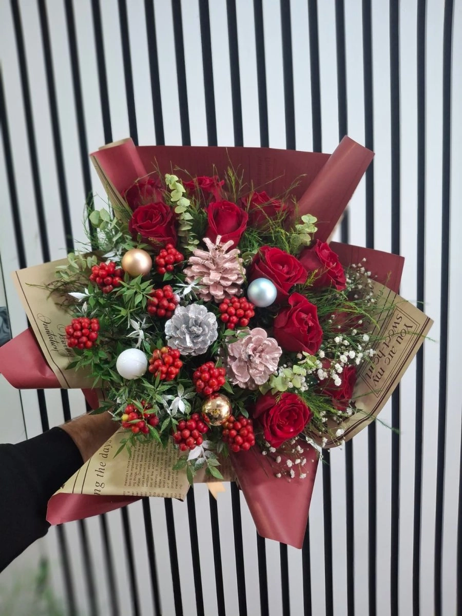 Kokina Ve Gül Karışımı Buket Kırmızı Kagıtta