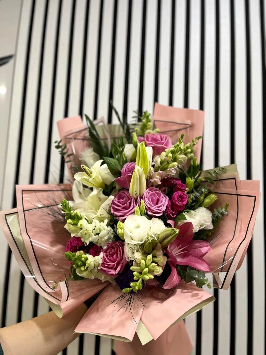 Lilyum Ve Güllerle Karışık Demetler