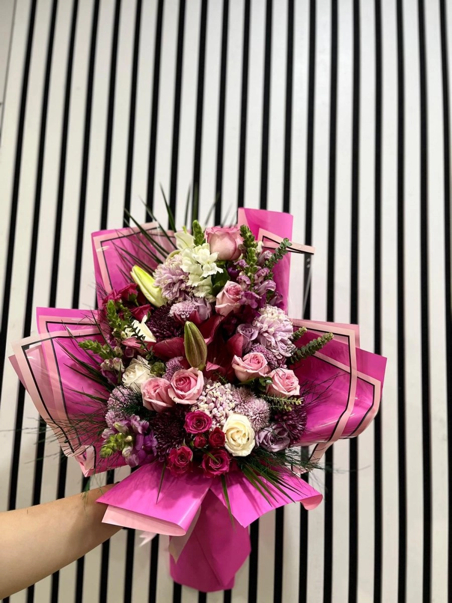 Lilyum Ve Güllerle Karışık Demetler