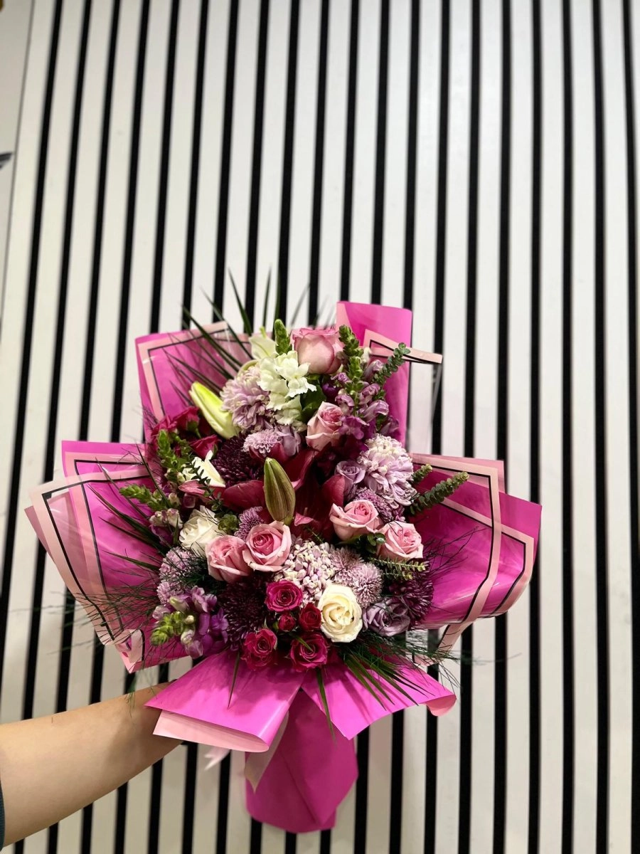 Mor Kağıtta Gül Lilyum Karışık Buket