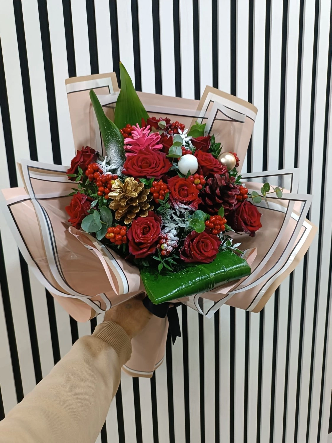 Pembe Kağıt Kokina Ve Gül Karışımı Buket